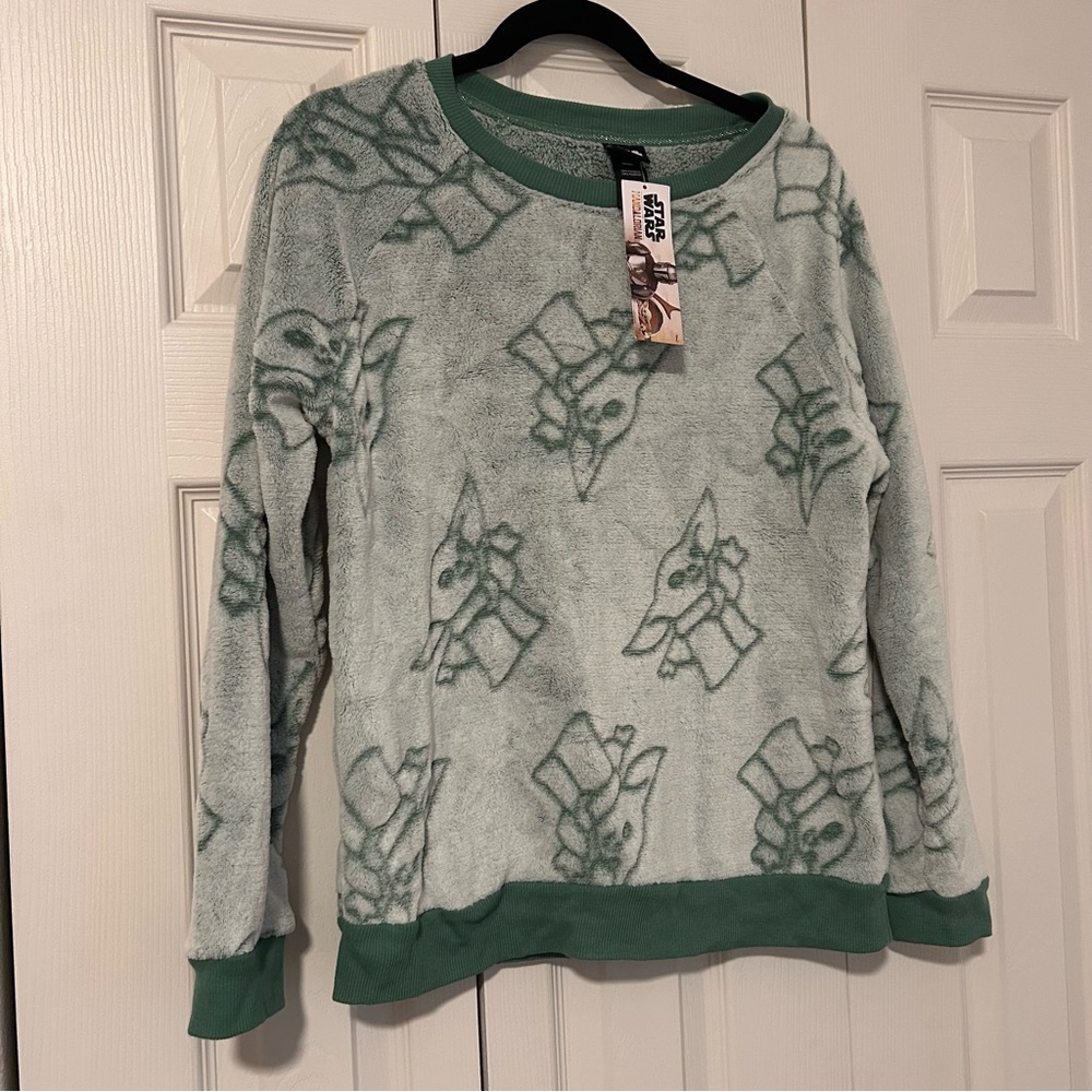 NWT Disney Baby Yoda Sleepwear Sweatshirt Fuzzy Crew Neck Sz Medium Star Wars